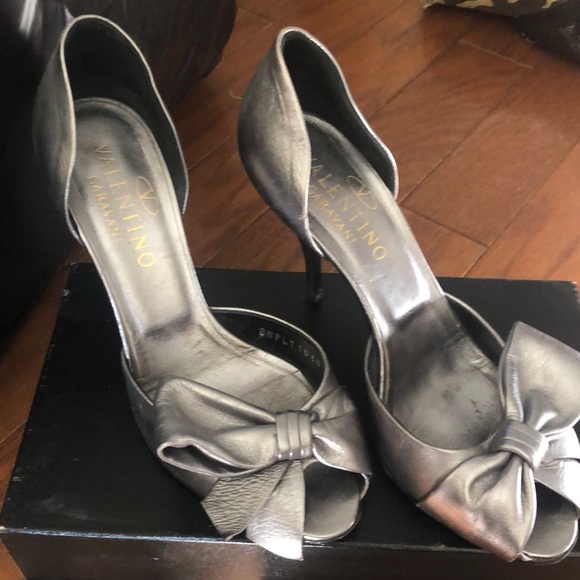 Valentino Garavani Silver Bow Heel - Picture 1 of 7